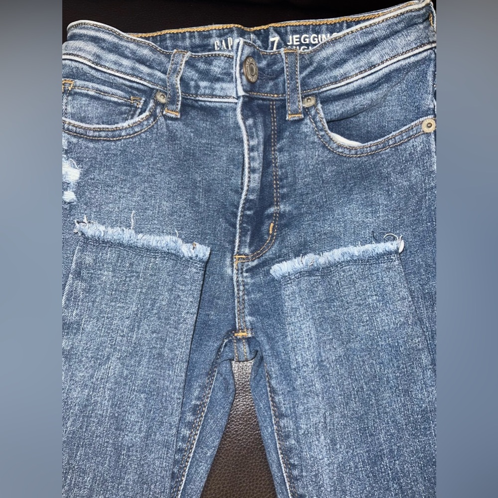 High-Rise Skinny Ankle Jeggings and blue cotton T with embroidered stars. - Picture 7 of 13